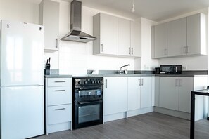 Appartement | Privékeuken | Een koelkast, een microgolfoven, een oven, een kookplaat