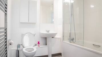 Apartment | Bathroom | Shower, free toiletries, towels, toilet paper