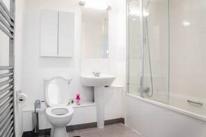Apartment | Bathroom | Shower, free toiletries, towels, toilet paper - Luxury two Bedroom Apartment (Barking)
