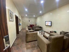 Quarto luxo, sacada, vista para a cidade | Área de estar