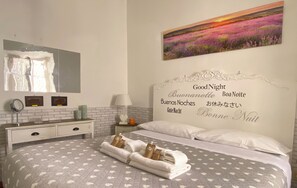 1 Schlafzimmer, Schreibtisch, Bügeleisen/Bügelbrett, Reisekinderbett