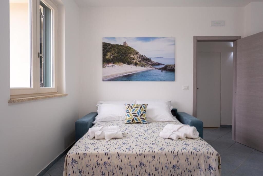 2 bedrooms, desk, iron/ironing board, travel crib