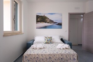 2 quartos, escrivaninha, ferros/tábuas de passar roupa, berço de viagem