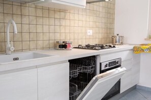 Réfrigérateur, four à micro-ondes, un four, surface de cuisson