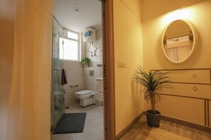Bidet, serviettes fournies, savon, shampoing