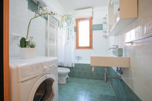 Kostenlose Toilettenartikel, Haartrockner, Handtücher