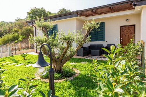 Panoramic and modern villa with garden, comfort and relaxation close to the sea