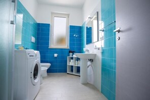 Dusche, umweltfreundliche Kosmetikartikel, Haartrockner, Handtücher