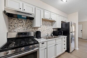 Kjøleskap, mikrobølgeovn, ovn og kokeplater