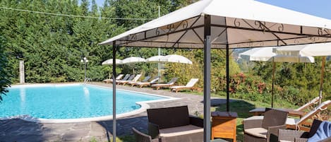 Piscine extérieure (ouverte en saison), parasols de plage