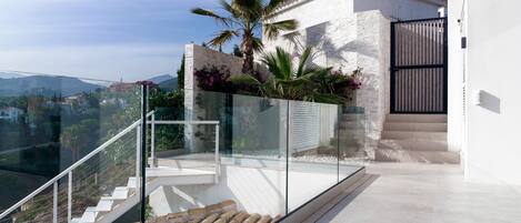 Luksusvilla, strandutsikt | Terrasse/patio