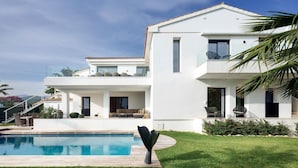 A modern two-story house with a swimming pool, outdoor seating, and a well-maintained lawn. - Villa la Vista Marbella (Marbella)
