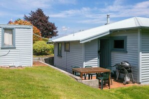 Outdoor dining - Waipahihi Charm & Tranquillity (Taupo)
