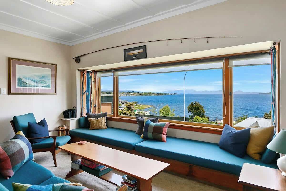 Una televisión, una chimenea