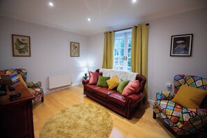 TV, books - Winchester City House - beautiful 3 bedroom home close to the centre (Winchester)