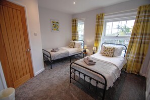 3 bedrooms, iron/ironing board, WiFi, bed sheets - Winchester City House - beautiful 3 bedroom home close to the centre (Winchester)