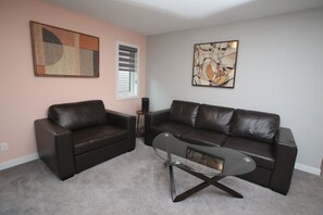 Smart TV, fireplace, video games, DVD player - 4BR Cozy Home in Evanston (Calgary)