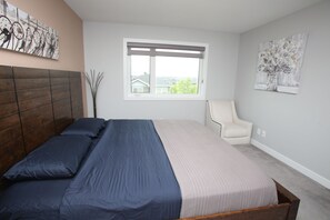 4 bedrooms, in-room safe, desk, iron/ironing board - 4BR Cozy Home in Evanston (Calgary)