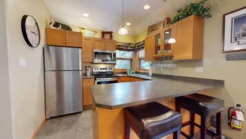 冰箱、微波炉、烤箱、炉灶