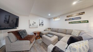 TV, fireplace, ping pong - The Finch's Nest Chalet (Sun Peaks)