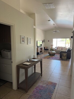 Smart TV, books - Gorgeous 4 bedroom, 2 bath house with heated pool on hole 6 ! (Queen Creek)