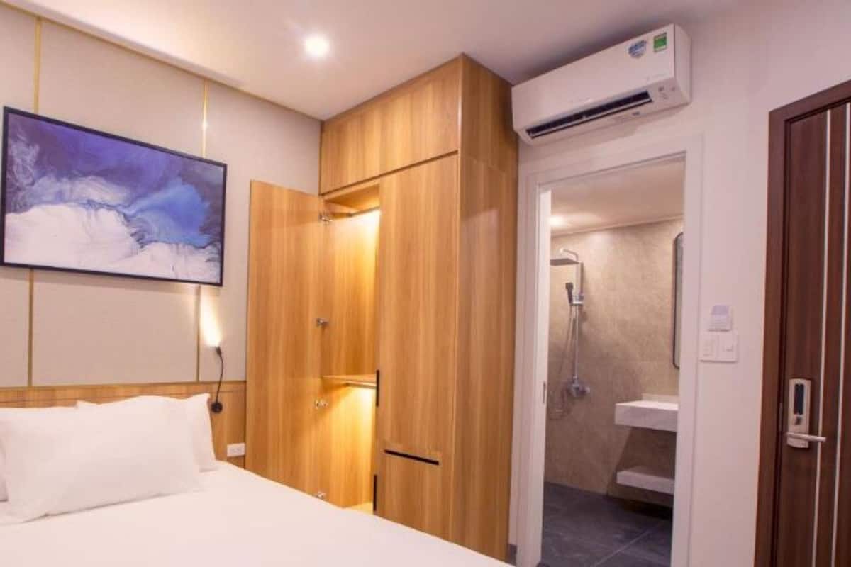 Habitación estándar doble, vistas a la ciudad | Caja fuerte, escritorio, tabla de planchar con plancha y wifi gratis