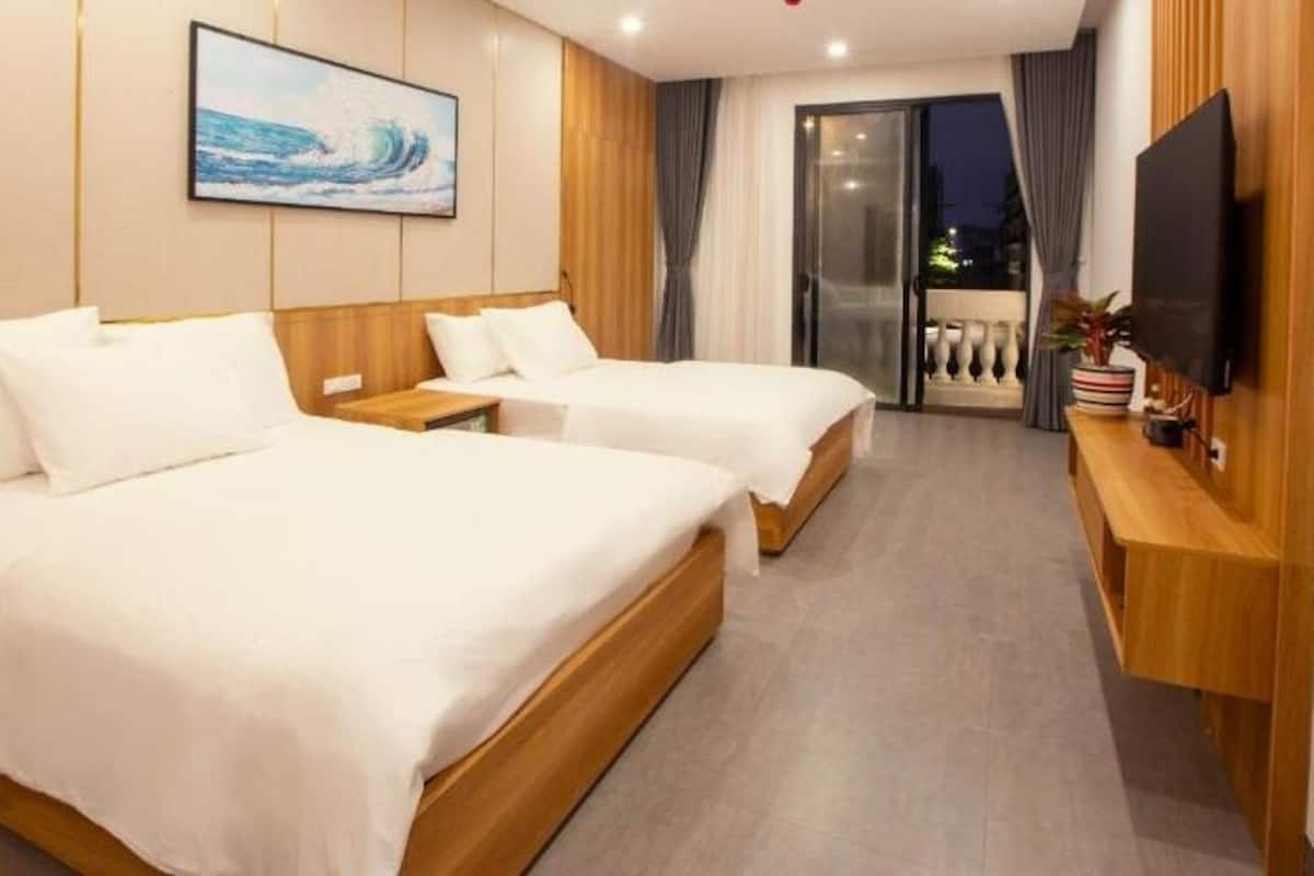 Habitación cuádruple Deluxe, balcón, vistas a la ciudad | Caja fuerte, escritorio, tabla de planchar con plancha y wifi gratis