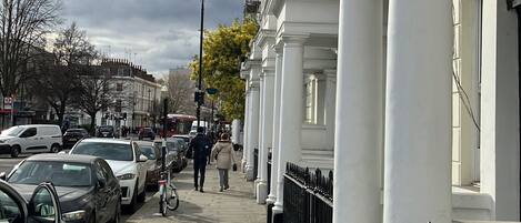 Parkplätze auf dem Gelände, Ladestation für Elektroautos