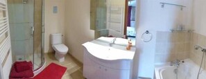 Bathroom - Au Clair du Soleil (Saint-Juire-Champgillon)