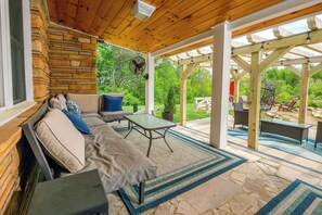 Terrace/patio - Gameroom, Sleeps 15, Fishing Pond and Mountain View (Sevierville)