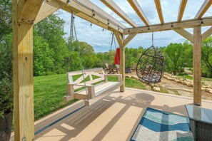 Terrace/patio - Gameroom, Sleeps 15, Fishing Pond and Mountain View (Sevierville)