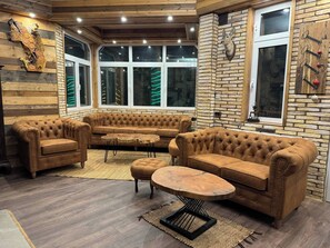 Ferienhaus, Mehrere Schlafzimmer, eigener Pool, Gartenblick | Innenbereich