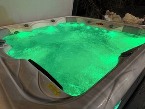 Hus - flera sovrum - privat pool - utsikt mot trädgården | Bubbelpool utomhus