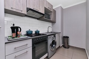 Een koelkast, een magnetron, een oven, een kookplaat