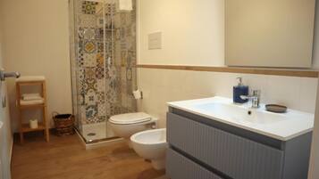 Dusch, hårtork, bidé och handdukar