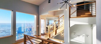 Spectacular Ocean Views! Hot Tub! Walk to Everywhere in Yachats!