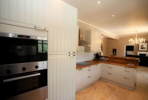 Køleskab, mikrobølgeovn, ovn, kogeplade