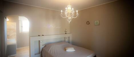 6 bedrooms, desk, WiFi, bed sheets