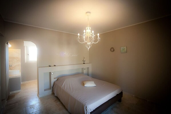 6 bedrooms, desk, WiFi, bed sheets