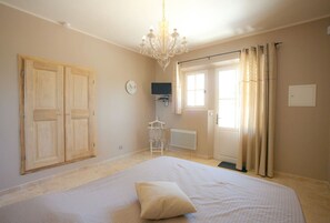 6 室のベッドルーム、デスク、WiFi、ベッドシーツ