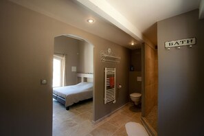 6 bedrooms, desk, WiFi, bed sheets