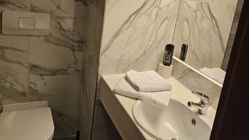 Dusche, Handtücher, Seife, Shampoo