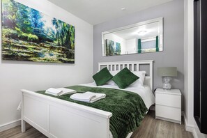 1 habitación, tabla de planchar con plancha y cuna de viaje 