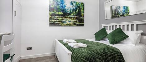 1 habitación, tabla de planchar con plancha y cuna de viaje