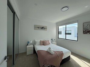 3 habitaciones, tabla de planchar con plancha, cuna de viaje y wifi