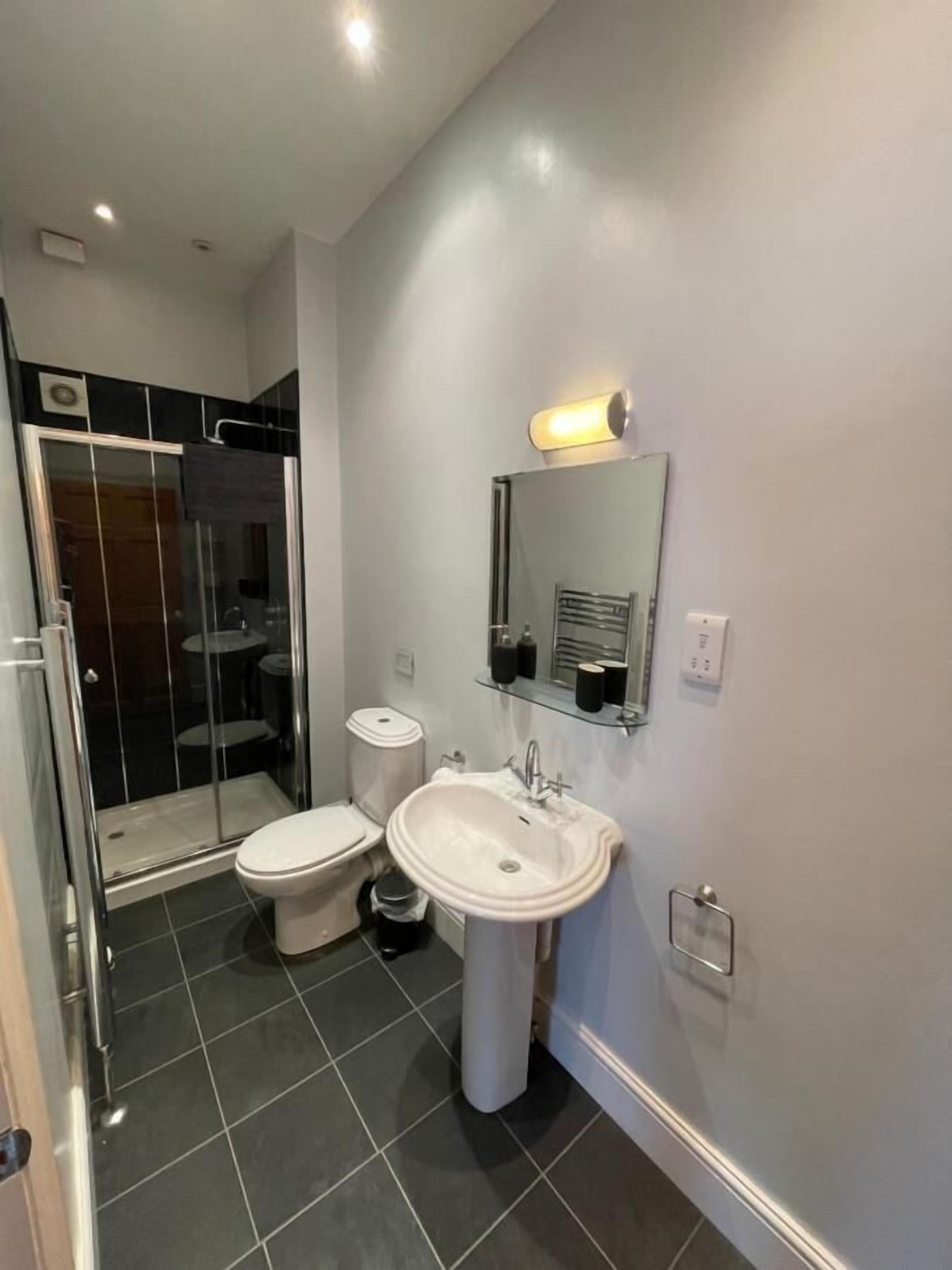 Habitación Confort con 1 cama doble o 2 individuales | Baño | Secador de pelo, toallas, jabón y champú
