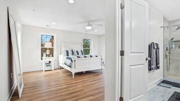 3 bedrooms, desk, iron/ironing board, travel crib