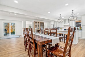 Dining - All Star Annapolis Retreat - Walk to Stadium (Annapolis)