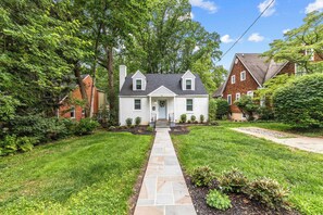 Exterior - All Star Annapolis Retreat - Walk to Stadium (Annapolis)