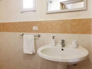 تجهيزات دش، مجففات شعر، مراحيض شطف، مناشف